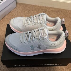 Brand new, never worn girls Under Armour tennis shoes, size 6Y. Light grey pink